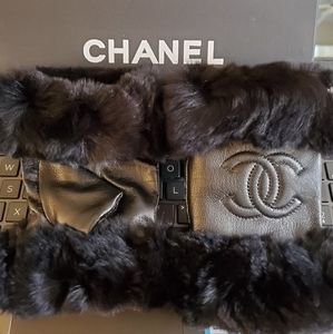 Chanel logo leather & fur gloves